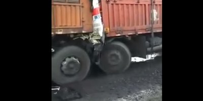 Kağıt gibi ezilen şoför mahallinde can verdi