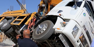 İnşaat alanına devrilen vinç korku dolu anlar yaşattı