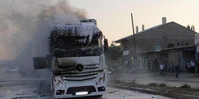 Başkale'de seyir halindeki tır alev alev yandı