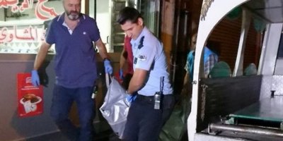 Eşi ve eve gelen misafirinin boğazını kesti