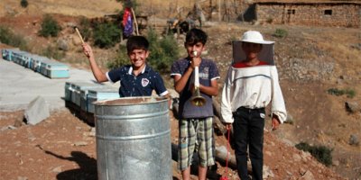 Arıcı çocukların borazan ve tenekeli kuş nöbeti