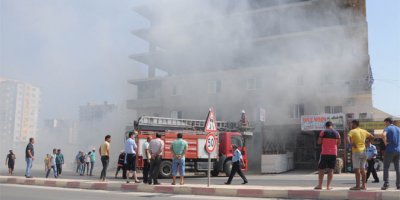 Apartmanın zemin katındaki yangın korkuttu