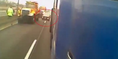 Otoyolda tırla kamyonun arasında kaldı