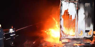 Seyir halindeki tır küle döndü