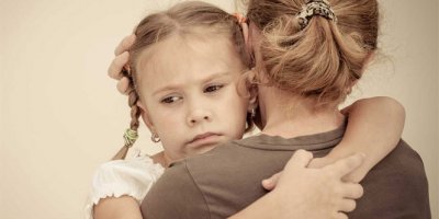 Annesine aşırı bağımlı çocuk okula gitmek istemiyor