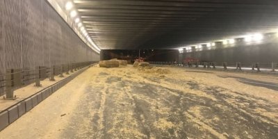 Saman balyaları yolu trafiğe kapattı