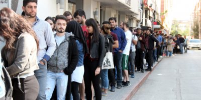 Eğitim aşkı metrelerce kuyruk oluşturdu