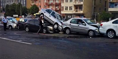 7 araç birbirine girdi: 7 yaralı