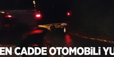 Çöken cadde otomobili yuttu