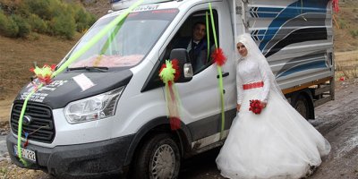 Gelin arabası yerine gelin kamyonu