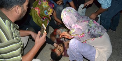 Cadde üzerinde yürüyen gence bıçaklı saldırı