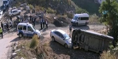 Freni boşalan okul servisi boş araziye devrildi