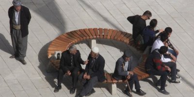 Hakkari caddelerine oturma bankları kuruldu