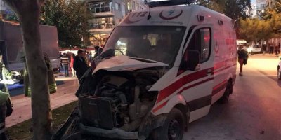 Otomobil ambulansla çarpıştı: 3 yaralı