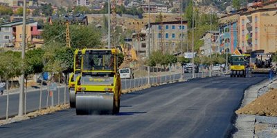 Hakkari’de yol asfaltlama çalışması