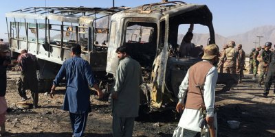 Pakistan'da bombalı saldırı: 6 ölü