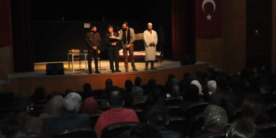 Yüksekova'da tiyatro oyunu