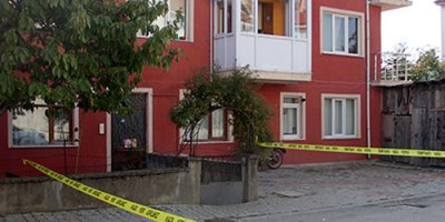 Sokak ortasında karısını defalarca bıçakladı