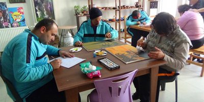 Engellerini sanatla aştılar