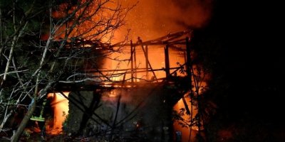 Tosya’da çıkan yangında 2 katlı ahşap ev yandı