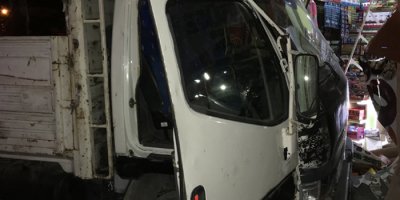 Van'da kamyonet büfeye girdi