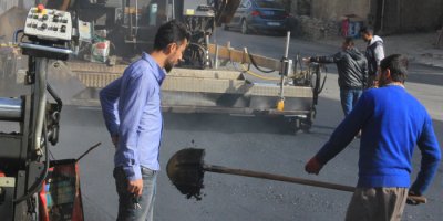 Hakkari’de yol asfaltlama çalışması