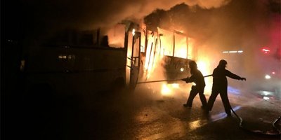 Park halinde iki midibüs yandı