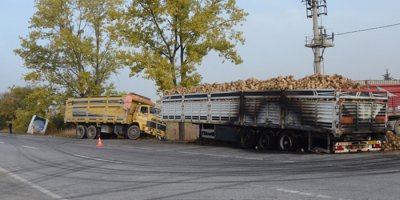 Yolcu otobüsüyle kamyon çarpıştı! Çok sayıda yaralı var