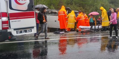 Tur otobüsü devrildi: 15 yaralı