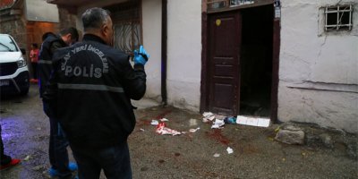 Önce kız kardeşini, sonra kendini bıçakladı