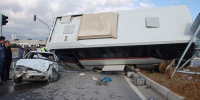 Otomobil ile işçi servisi çarpıştı: 9 yaralı