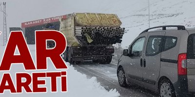 Van- Bahçesaray yolunda kar esareti