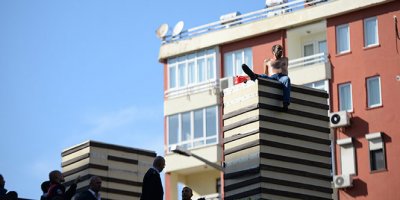 İşsizim dedi üst geçide çıktı