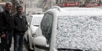 Hakkari’de lapa lapa kar yağdı