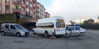 Öğrenci servisi kaza yaptı: 4 yaralı