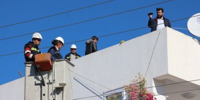 Çamaşır teli takarken elektrik akımına kapıldı