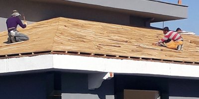 Çatıdaki işçiler canlarını hiçe saydı