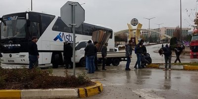 Otobüs ile kamyonet çarpıştı, 2 yaralı