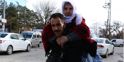 17 yıldır annesini sırtında taşıyor