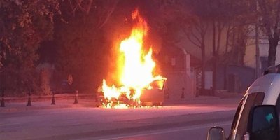 Seyir halindeki araç yandı