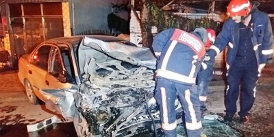 İki otomobil kafa kafaya çarpıştı