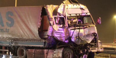 Hurdaya dönen tırdan sağ kurtuldu