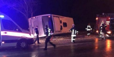 İşçileri taşıyan midibüs devrildi: 7 yaralı