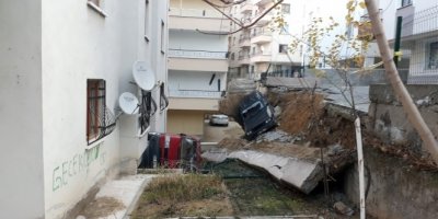 2 araç göçük altında kaldı