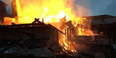 İki katlı ahşap bina yangında küle döndü