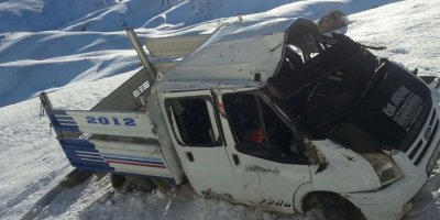 Kamyonet şarampole yuvarlandı: 2 yaralı