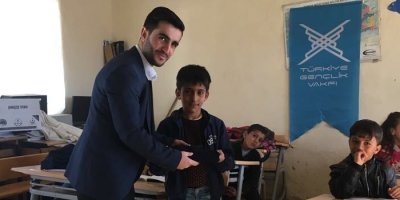 Köy okulu öğrencilerine giyim ve kırtasiye yardımı