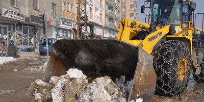 Kaldırımlarda kar temizleme çalışması