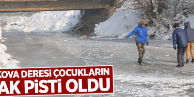 Yüksekova deresi çocukların kayak pisti oldu