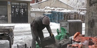 Yanmış kömür toplayarak ailesini geçindiriyor